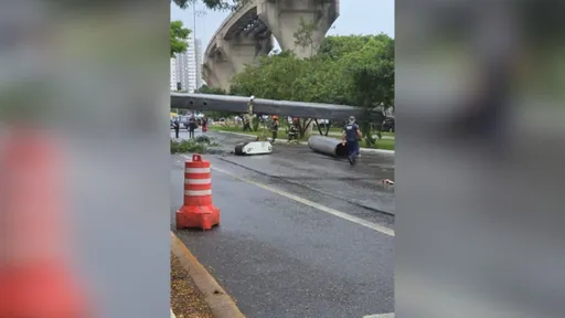 驚悚瞬間！吊車吊臂突倒向高架軌道　無人列車撞個正著