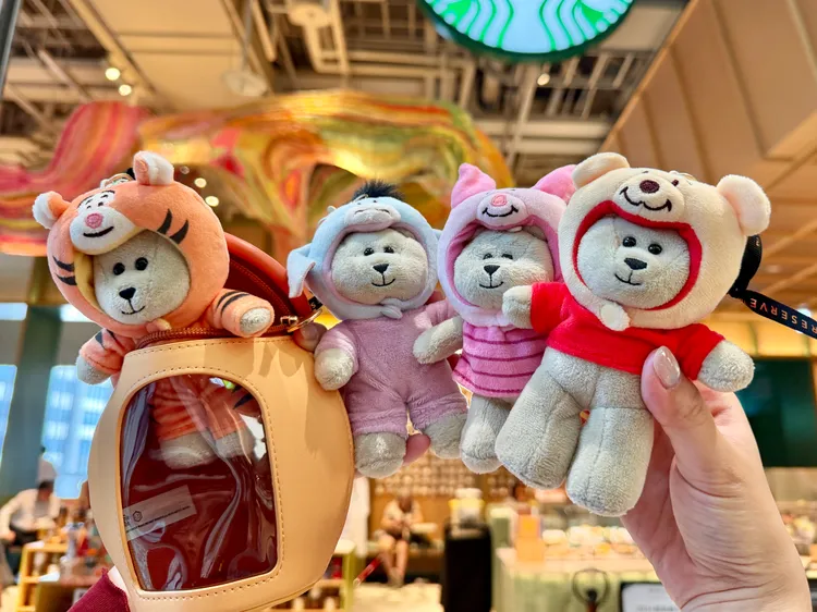 「小熊維尼裝扮組」一次可收集4種衣服裝扮、Bearista熊玩偶及收納娃包。莊偉祺攝