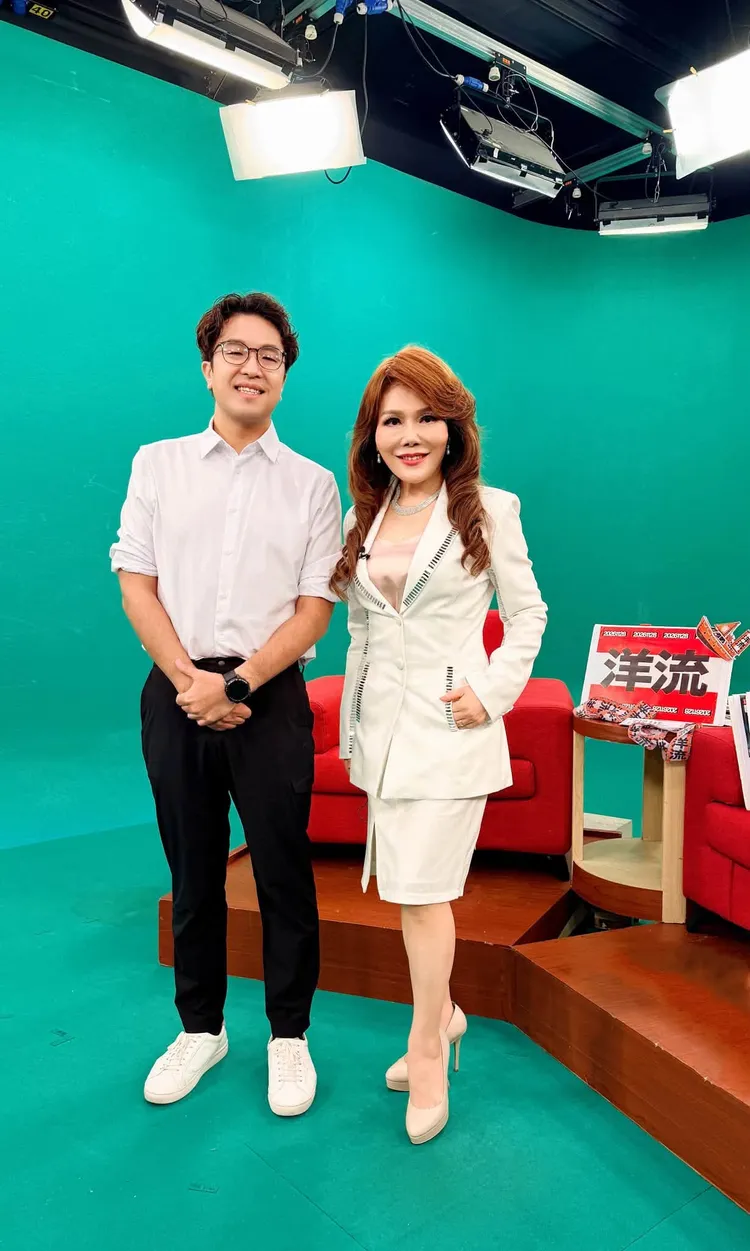 張雅琴（右）透露專訪沈伯洋沒有喊卡，一口氣錄完。翻攝張雅琴臉書