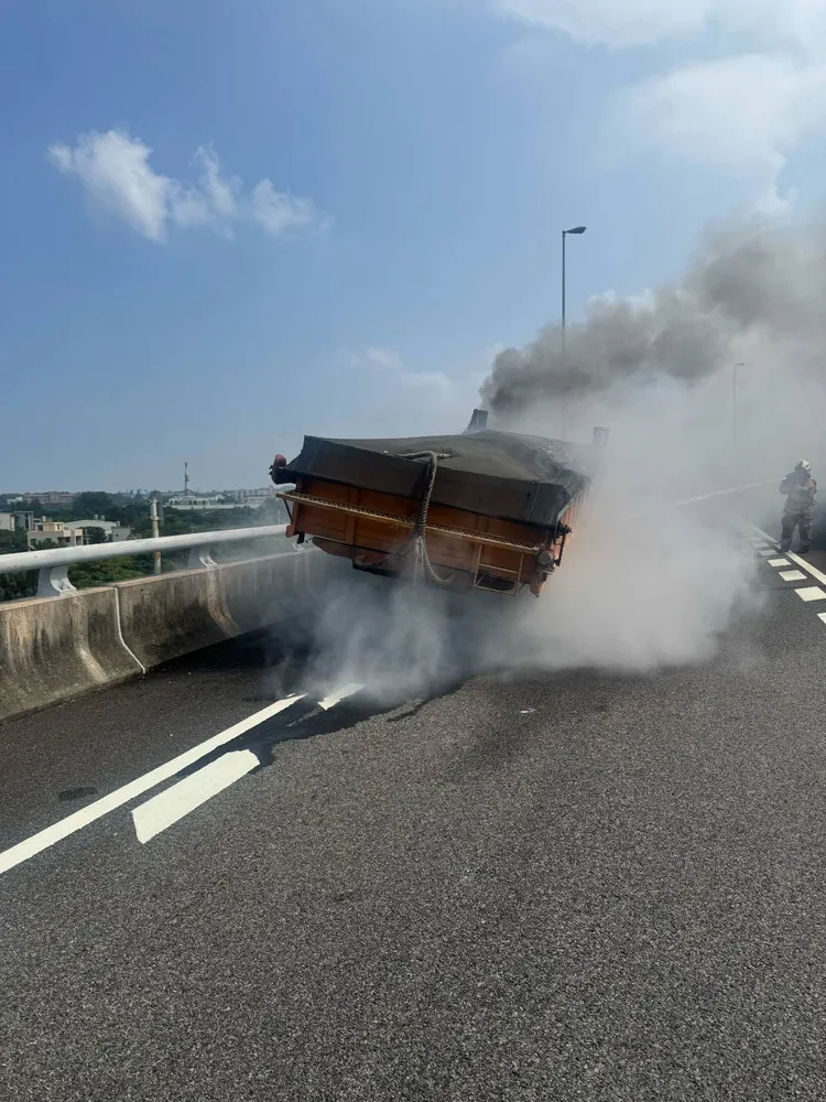 火燒車地點在國道3號苗栗竹南西濱交流道。民眾提供