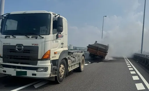 國道砂石車傳動軸突冒煙起火　駕駛及時逃生