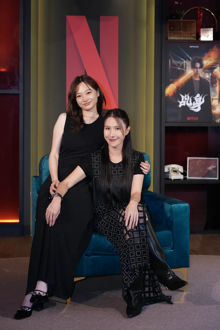 《如果我不曾見過太陽》製作人麻怡婷（右）率蔡喬菲出席金鐘派對。彭欣偉攝