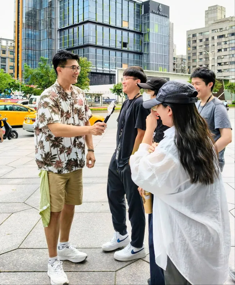 蔣偉文街頭找美食遇難題，路人看到攝影機竟轉身就跑。艾迪昇提供