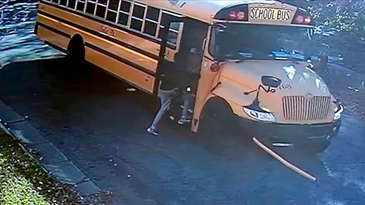 奮不顧身！27歲男跳上失控校車救19童　曝《實習醫生》教他冷靜應變