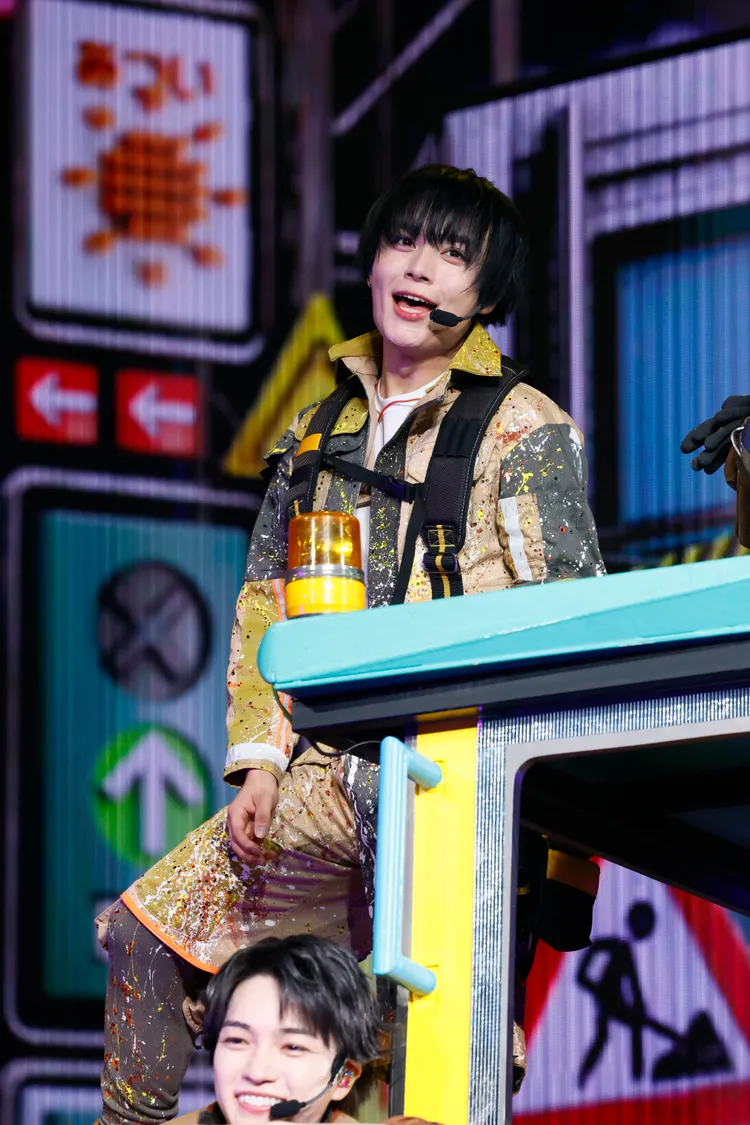 大西流星穿上工人裝，可愛十足。大鴻藝術、STARTO ENTERTAINMENT提供
