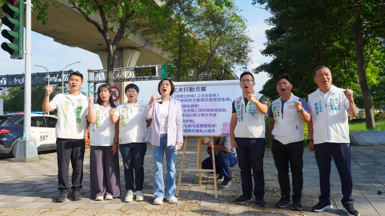何欣純與多位市議員、參選人召開記者會，針對台74線交通問題提出解決之道。何欣純競總提供