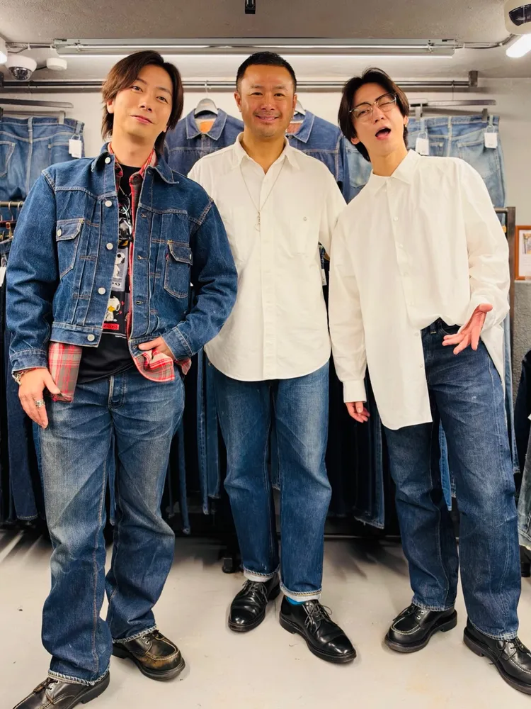 龜梨和也（右）在影片最後購入Levi's 501XX二戰版長褲。左起河合郁人、BerBerjin店長藤原裕。翻攝河合郁人IG