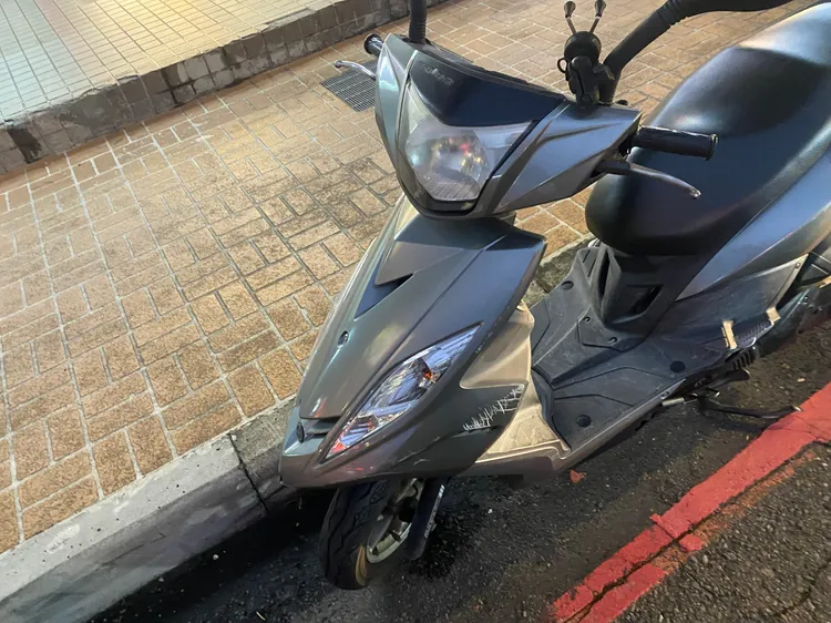 機車受損。 中壢警分局提供