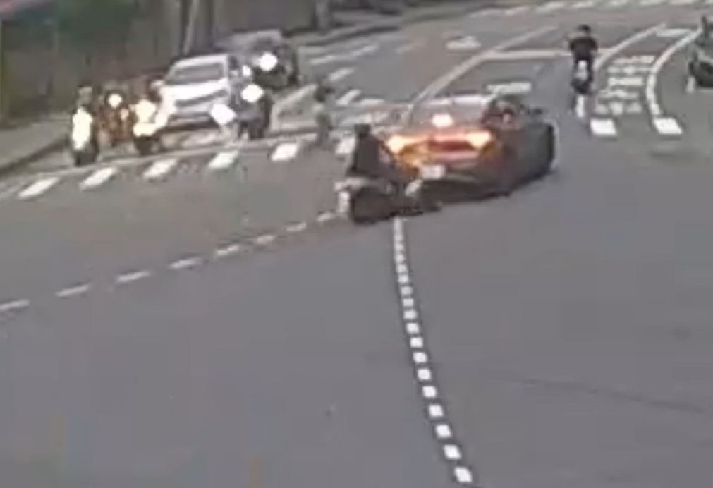 未注意前車禮讓行人 騎士煞車不及追撞擦挫傷