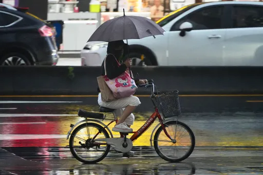 今國慶升旗有雨！1圖看連假雨區　「小熊」恐升強颱