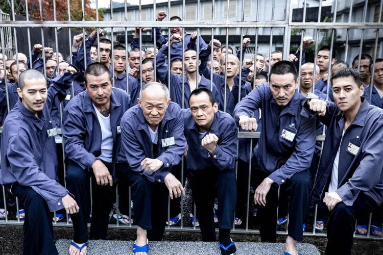鄭人碩（右起）、王陽明、陳以文、金士傑、李銘順、李宗霖在新片《高寮大劫》集結「監獄六人幫」亮相。想亮影藝提供