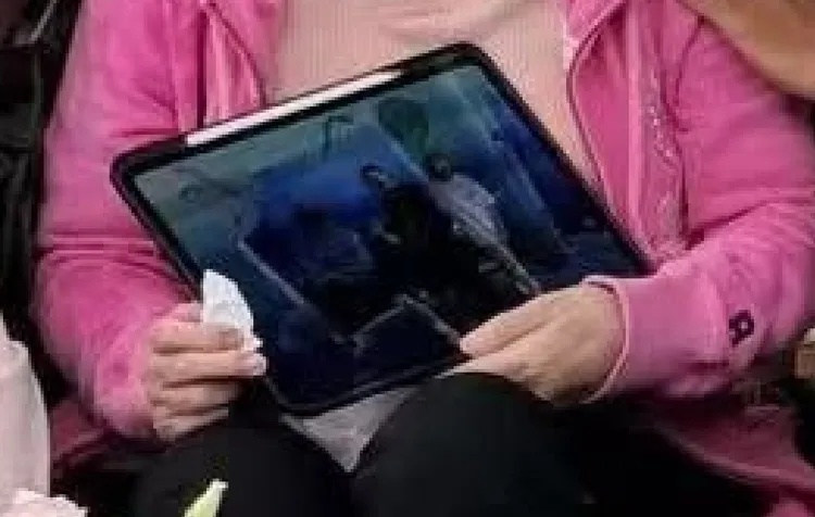 S媽手上的平板電腦畫面，出現了大S的2名子女玥兒及箖箖，隔空陪媽媽過生日。翻攝小S臉書