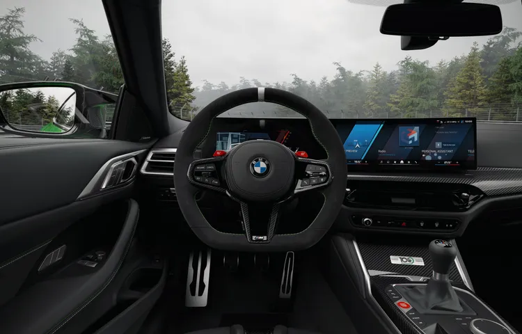 BMW M2、M3、M4車型標配M Alcantara麂皮方向盤結合白色指向標誌、綠白雙色縫線以及加熱功能。原廠照片