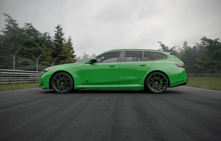 BMW M紐柏林百年紀念版以Nürburgring Green專屬綠色塗裝為視覺主軸，車身融入北環賽道輪廓及100週年紀念圖騰。原廠照片