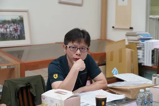 情緒來了！遭許榮哲當面踢爆課桌　女大生崩潰「哭到手抖」