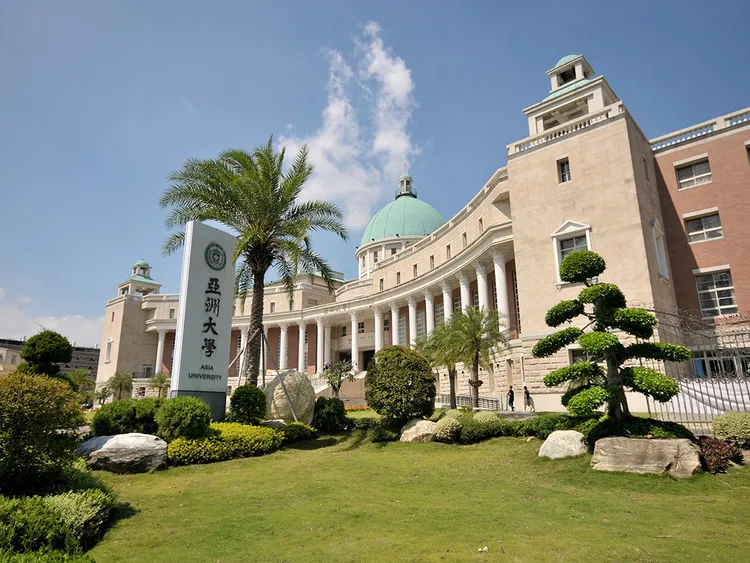女學生第一時間向亞大學務處說明經過並詢問處理方案，隨後撥打教育部1953校園反霸凌專線求助。翻攝亞大官網