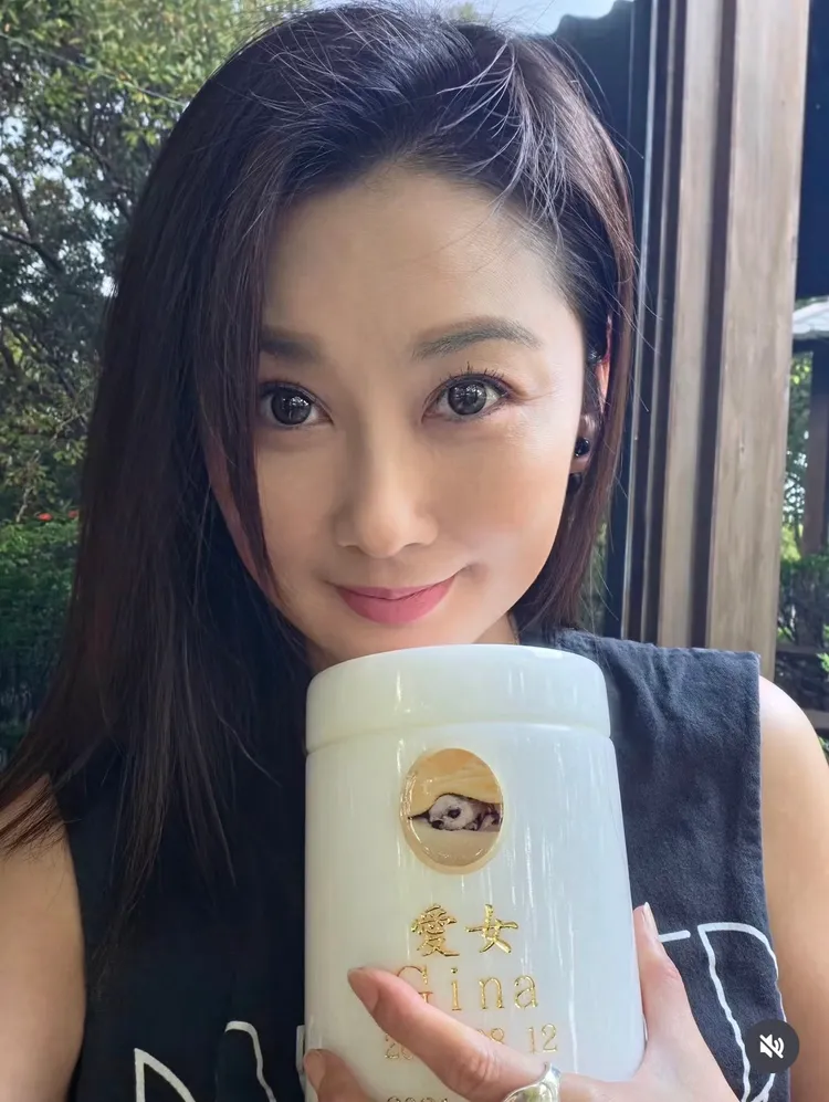 陳珮騏捧著Gina骨灰罈告別。翻攝自陳珮騏IG
