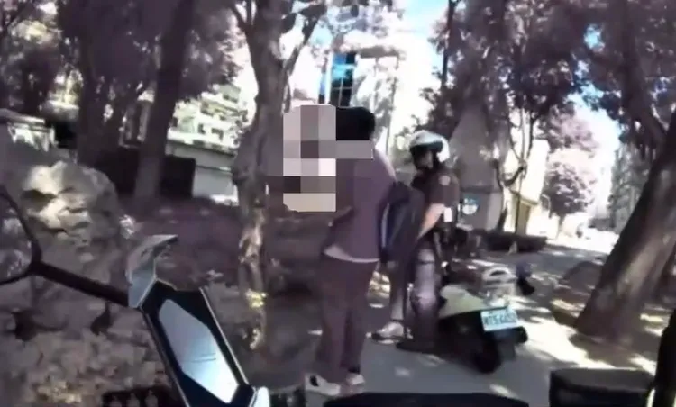 男子在公園內形跡可疑被攔查。翻攝畫面