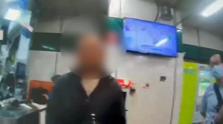 警方到場宣讀權利後帶回偷拍狼。翻攝畫面