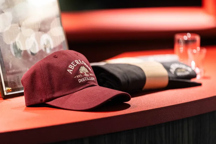 亞伯樂推出限定一口杯、匠心典藏帽款及T-shirt等好禮。業者提供