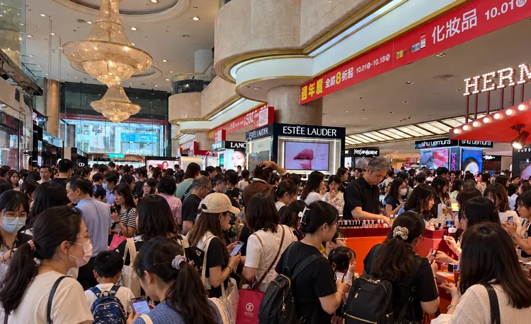 週年慶首波6店單日創14.5萬人次。新光三越提供