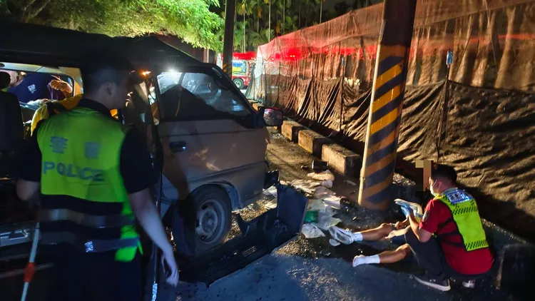 廂型車載7移工自撞電線桿，造成駕駛不治7人受傷。翻攝畫面