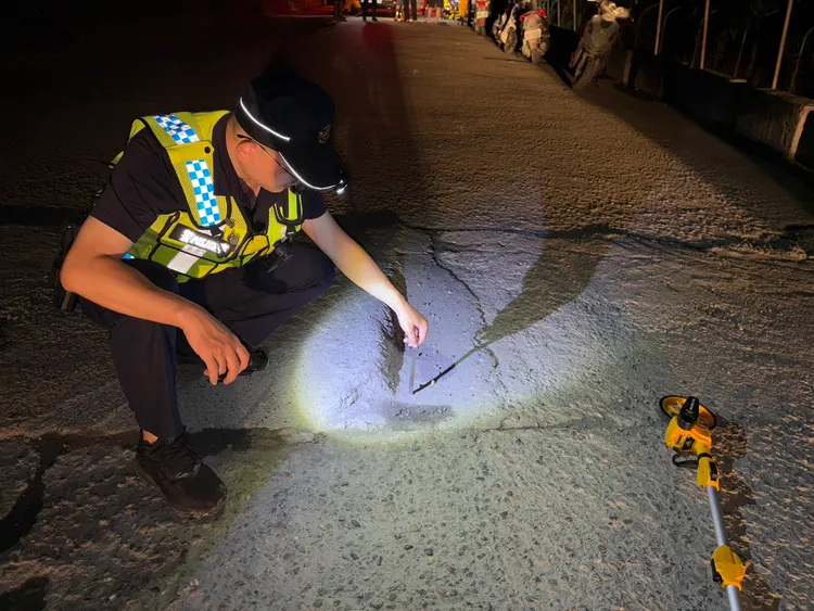 警方在事故現場發現路面有高低落差情形。翻攝畫面