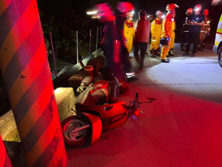 義消小隊長救援途中騎車自摔，緊急手術後轉加護病房。翻攝畫面