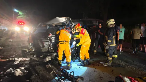 屏東鹽埔廂型車載7移工自撞電線桿！車頭嚴重潰縮　駕駛不治7人受傷