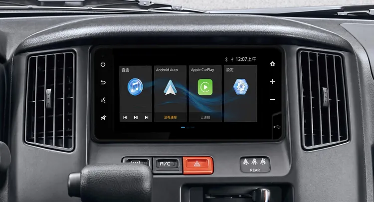 TOWN ACE新增7吋車載智聯系統，支援Apple CarPlay及Android Auto，並提供有線、無線手機連結與USB Type-C介面。業者提供
