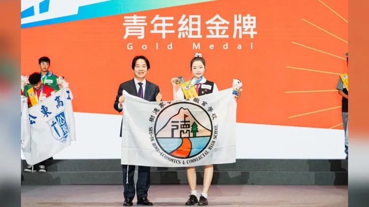 隔年參加全國技藝競賽更拿下第一名，還獲得賴清德總統頒獎。藍玉鳳提供