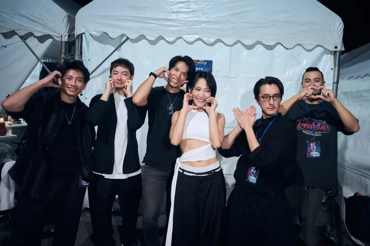 梁文音與樂手零彩排就演出，全靠多年舞台經驗hold住。環球音樂提供