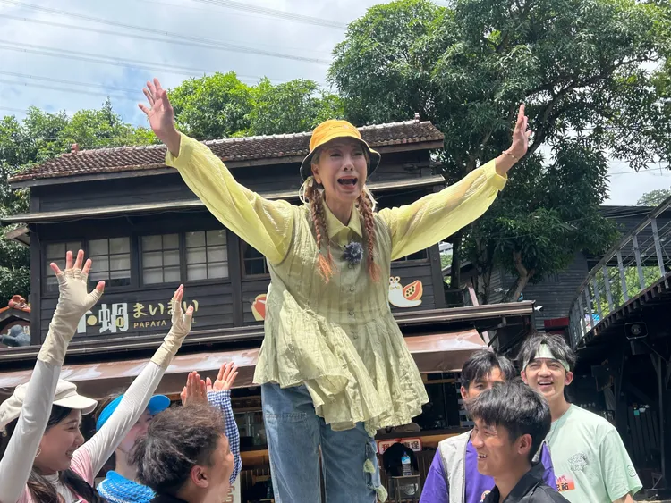 楊繡惠對著郭忠祐喊一句話，全場大笑。民視提供
