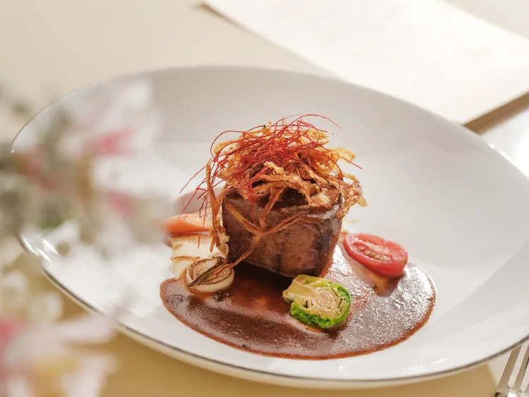 文華Café「週末午間鮮．吃．吧」推出全新季節主餐，「慢燉澳洲和牛頰佐波特紅酒醬」恣享豐盈美味令人大呼過癮。台北文華東方酒店提供