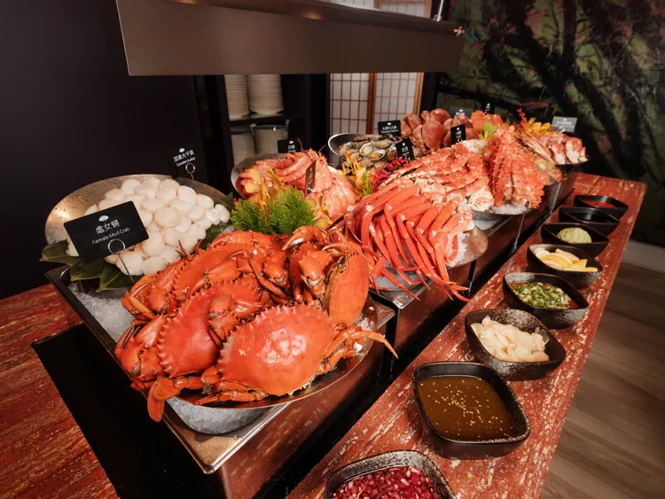 文華Café「週末午間鮮．吃．吧」海鮮餐檯以秋季限定蟹饌揭開鮮美序曲，更可暢快享用多款嚴選季節海鮮。台北文華東方酒店提供