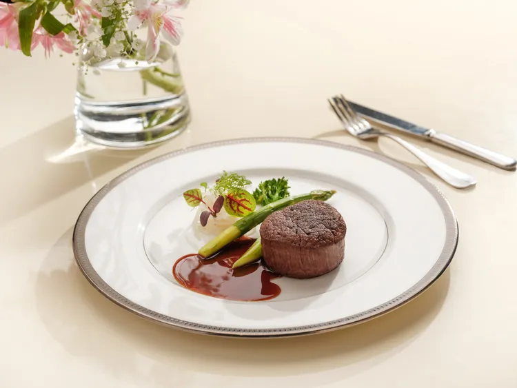 文華Café「週末午間鮮．吃．吧」推出全新季節主餐，「爐烤日本A3和牛菲力佐百里香醬汁」於舌尖華麗流轉幸福的食味儀式感。台北文華東方酒店提供