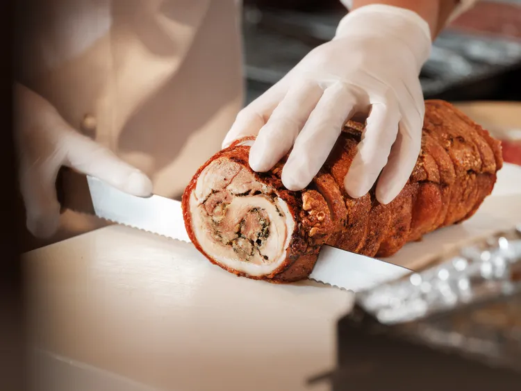 由米其林入選的「Bencotto」義大利餐廳，於文華Café獨家呈獻「義式脆皮豬肉捲」(Porchetta)。台北文華東方酒店提供