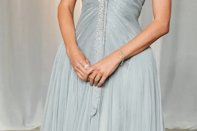 手上的Chopard鑽戒和婚戒都相當閃耀。美聯社
