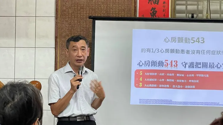 朱志生平時還會到社區辦理健康講座，提醒民眾注意心血管疾病。取自臉書