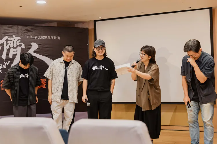 歌曲原唱粹垢TRAEGO樂團、新北市政府客家事務局局長劉冠吟及金鐘獎導演姜瑞智（左至右）首度跨界同台對談，交流音樂、影像與客家文化創作，現場互動熱絡。客家局提供