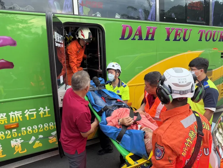 警消救護。新竹縣消防局提供
