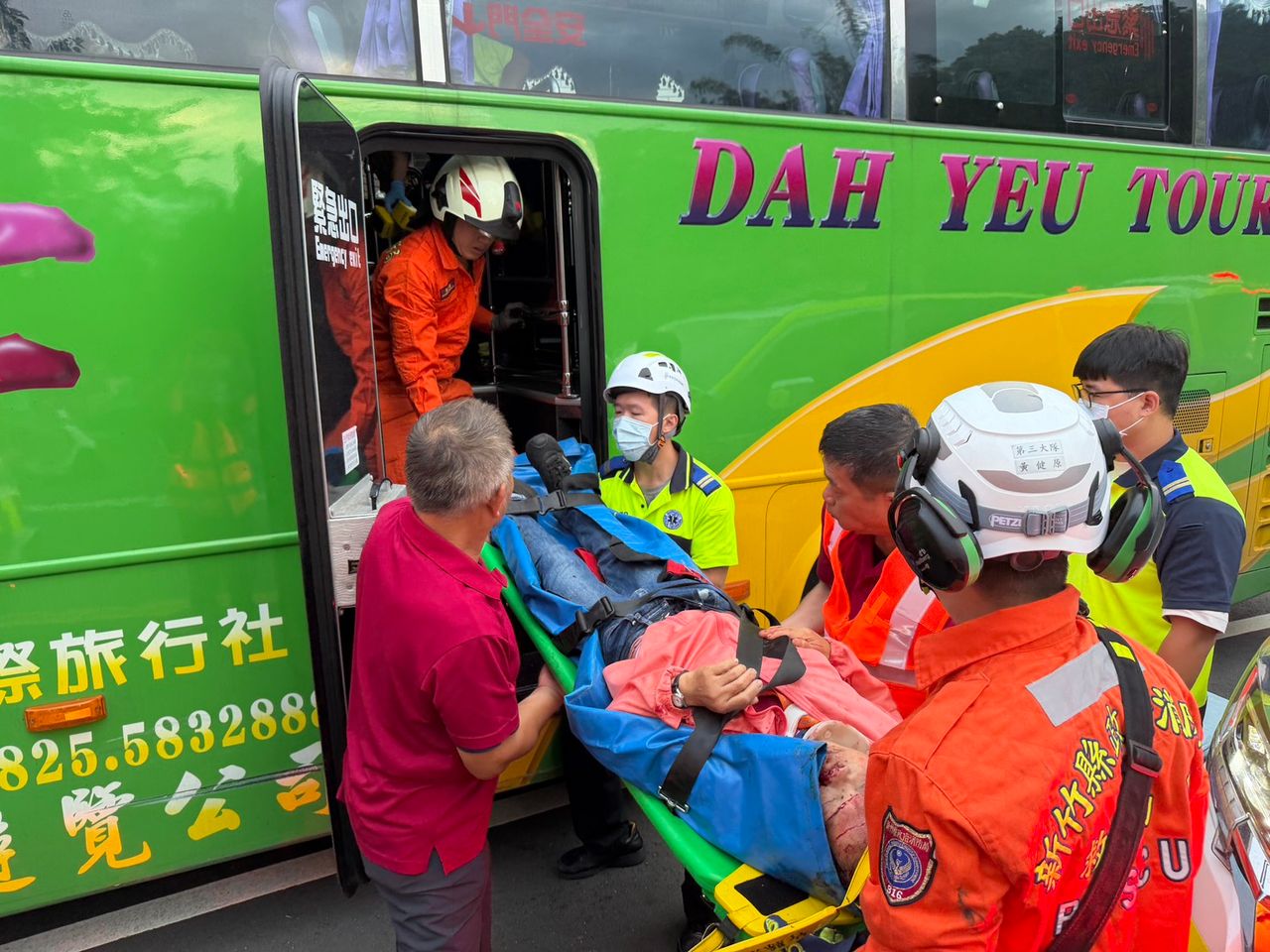 疑司機查看掉落物分心!北埔遊覽車擦撞民宅 鐵柱刺穿擋風玻璃釀3傷