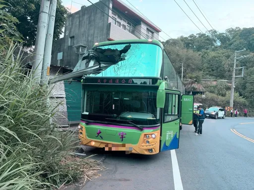 驚悚！遊覽車遭民宅鐵柱刺穿擋風玻璃3人傷　疑司機查看掉落物分心釀禍
