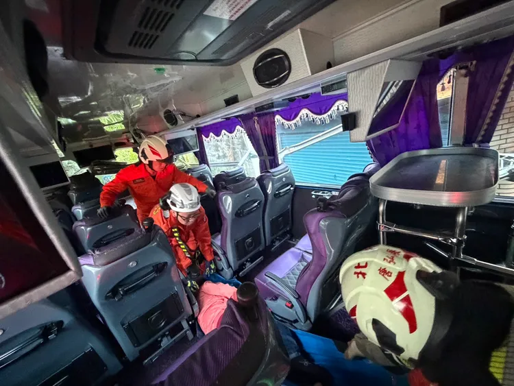 警消進入遊覽車搶救。新竹縣消防局提供