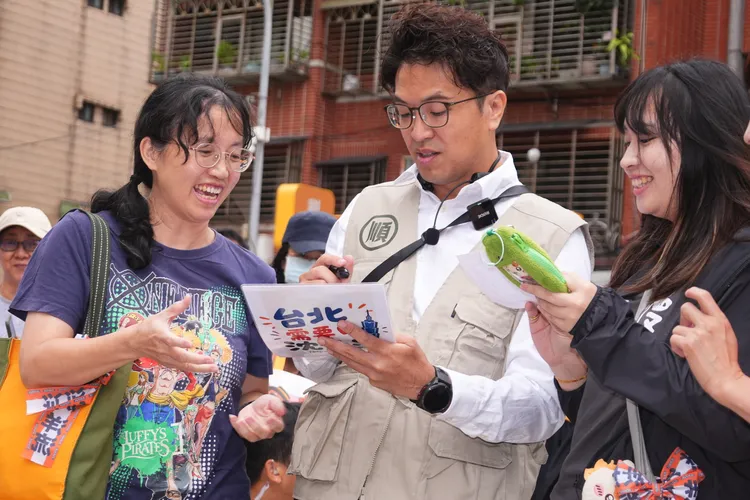 民進黨台北市長參選人沈伯洋吳興市場掃街。彭欣偉攝