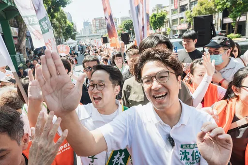 「沈伯洋親簽」周邊遭上架轉賣　價格曝光！鄉民：難怪要排隊