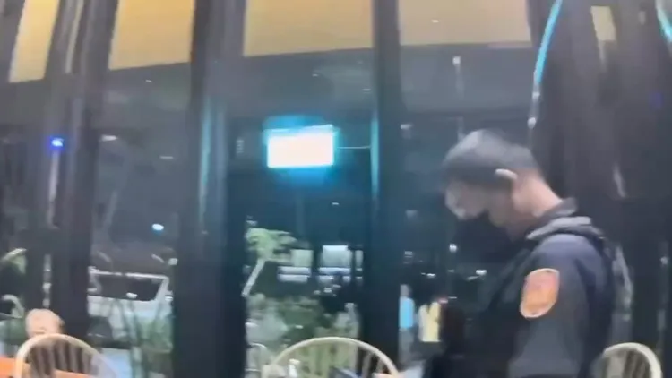 警方到酒店了解狀況。翻攝畫面