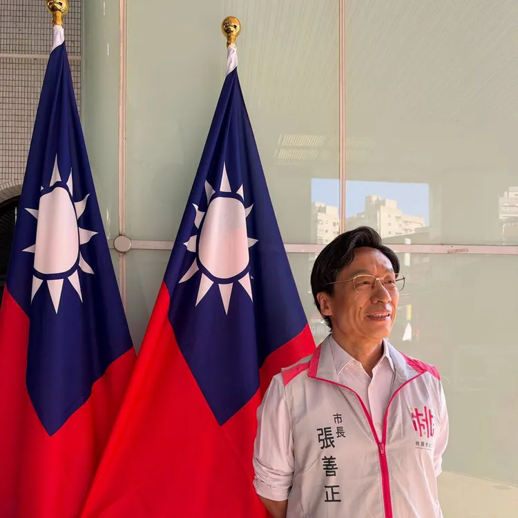 郭子乾與國旗合影。翻攝郭子乾臉書