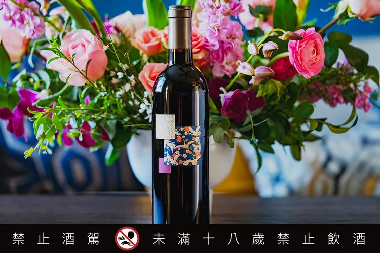 光之花混釀紅酒混合卡本內葡萄的濃厚、弗朗葡萄的細緻與梅洛葡萄的柔和 。業者提供