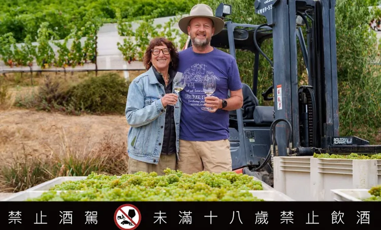 Steve Matthiasson與妻子Jill Klein Matthiasson在葡萄園合影。業者提供